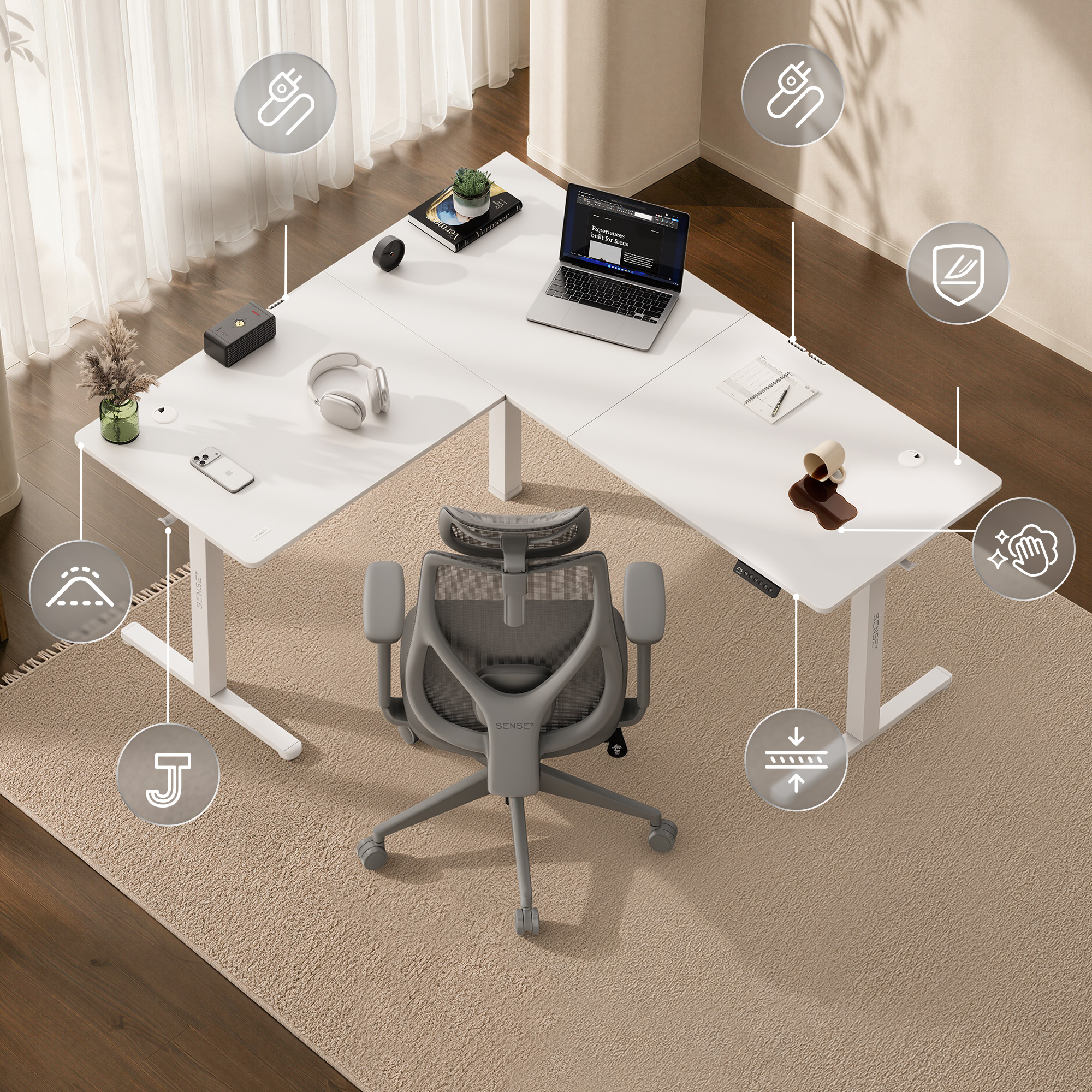 Vista dall'alto di una scrivania bianca a L e una sedia grigia su un tappeto, con laptop e accessori da ufficio.