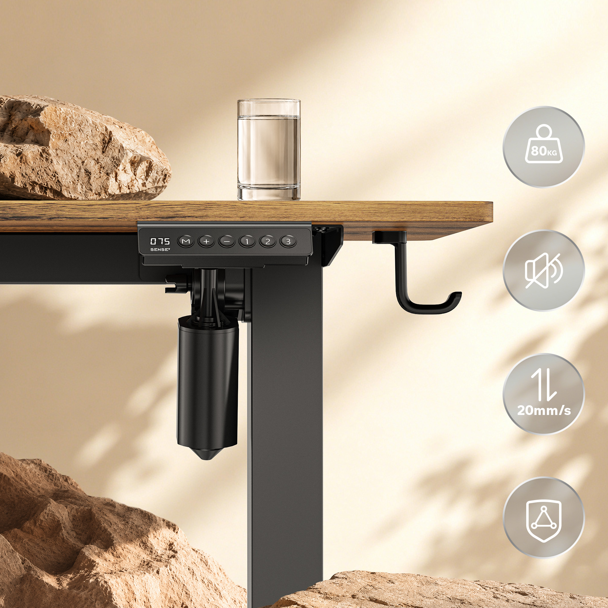 Una scrivania in legno regolabile con pannello di controllo, bicchiere d'acqua e rocce su parete beige.
