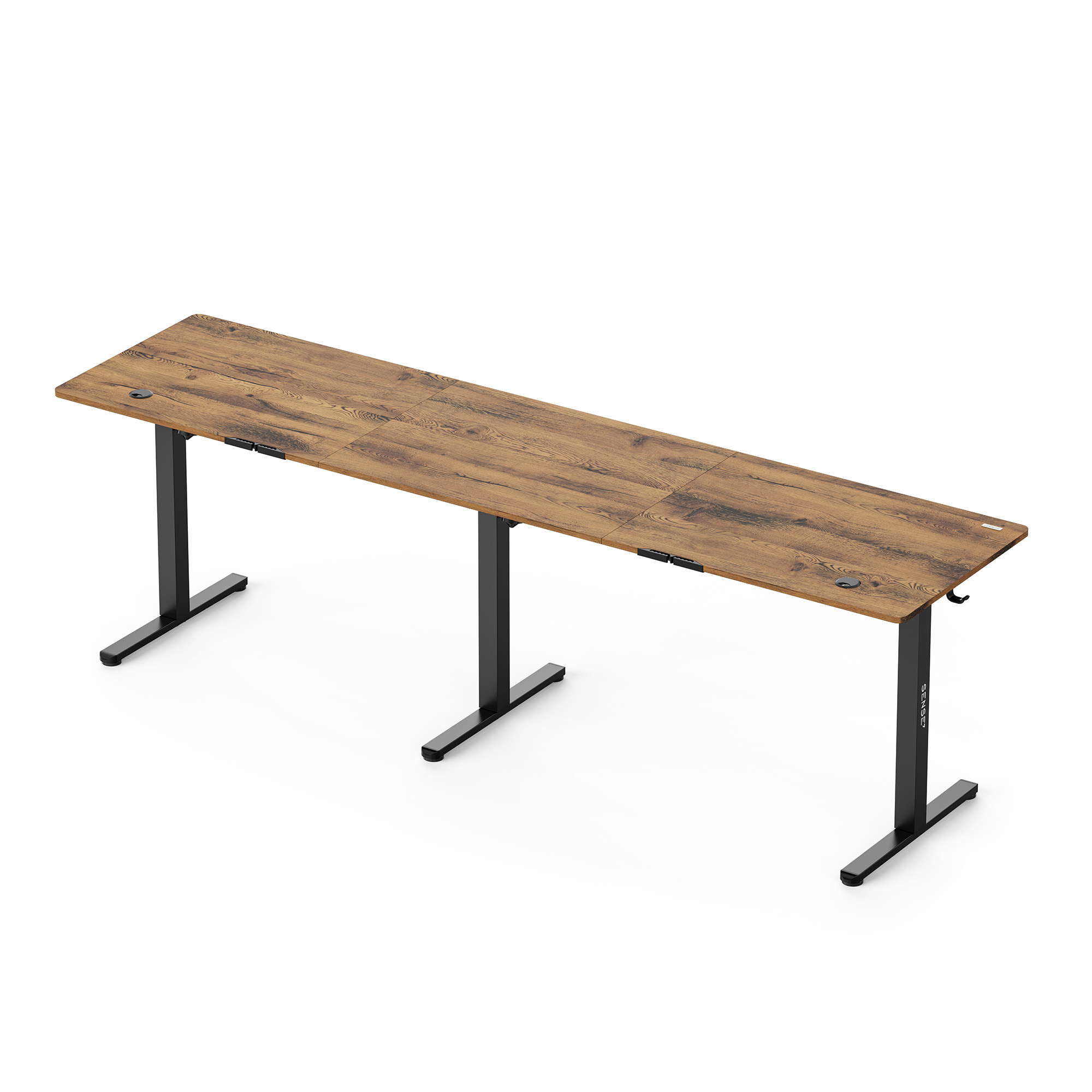 Lungo tavolo in legno marrone con tre gambe in metallo nero su sfondo bianco.