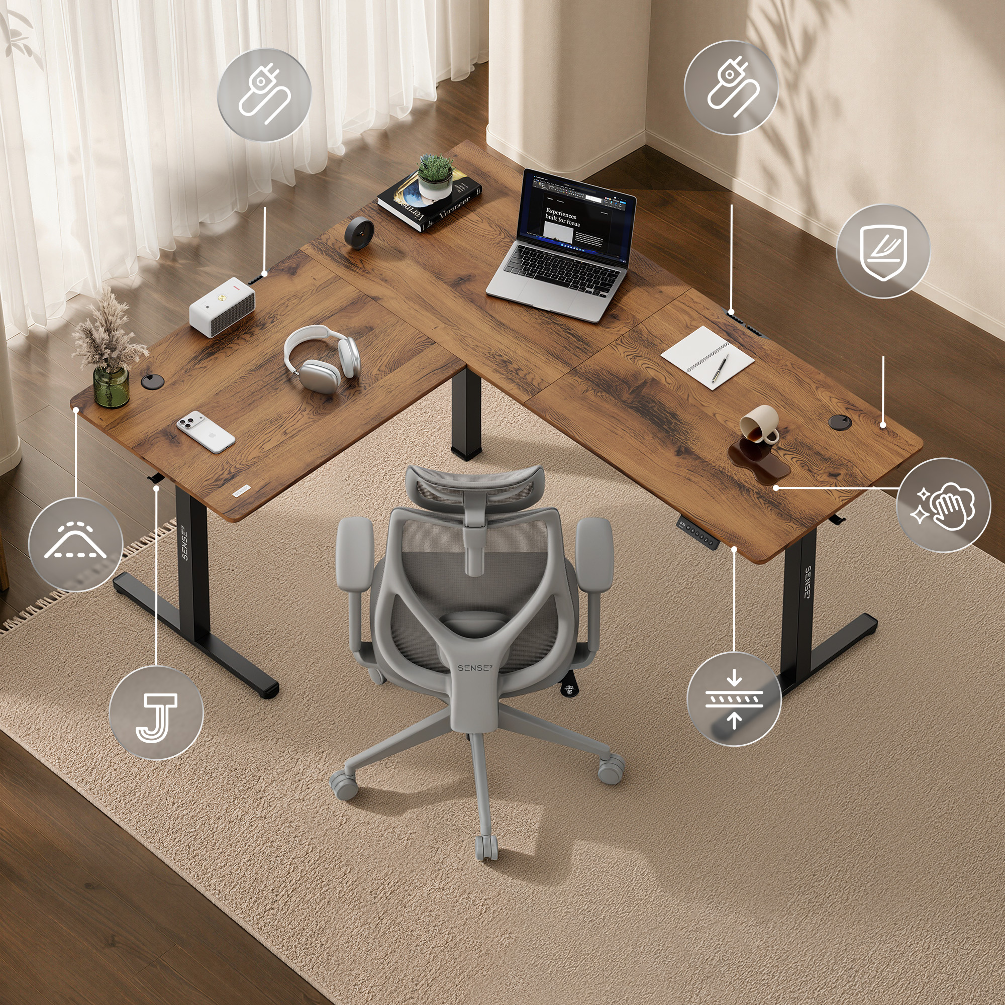 Scrivania ad L in legno con struttura nera, sedia grigia e laptop, circondata da icone su un tappeto beige.