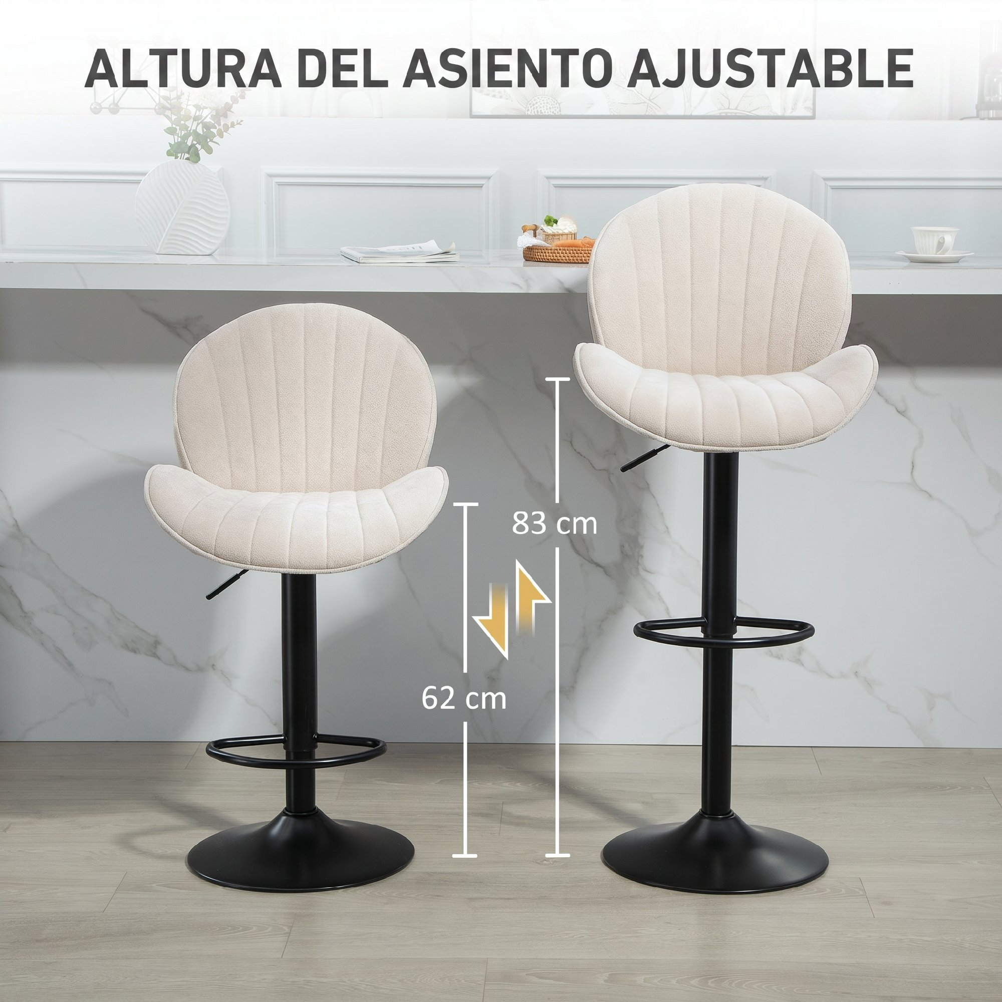 Dos taburetes de bar color crema con altura ajustable de 62 a 83 cm frente a una pared de mármol.