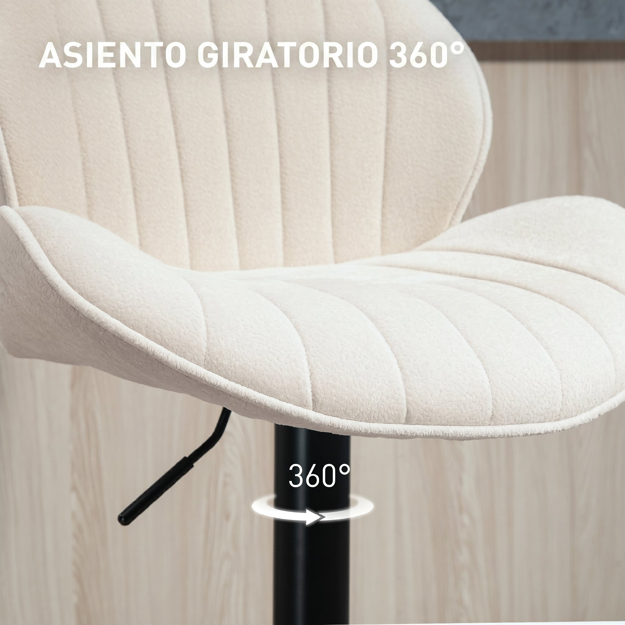 Silla giratoria tapizada en beige con base metálica negra y costuras verticales.