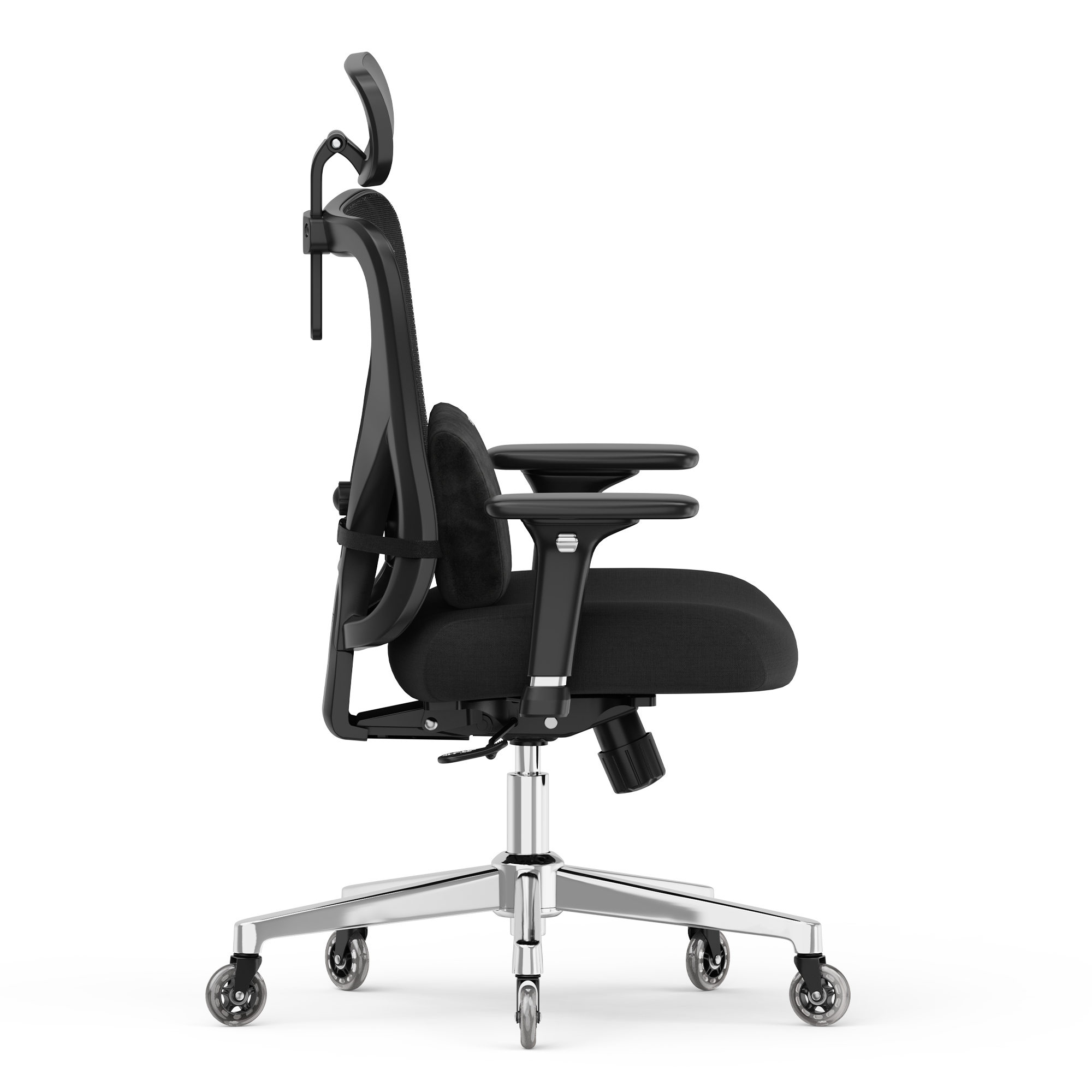 Ein schwarzer ergonomischer Buerostuhl mit Netzrueckenlehne, Kopfstuetze und chromfarbenem Rollfuss in Seitenansicht.