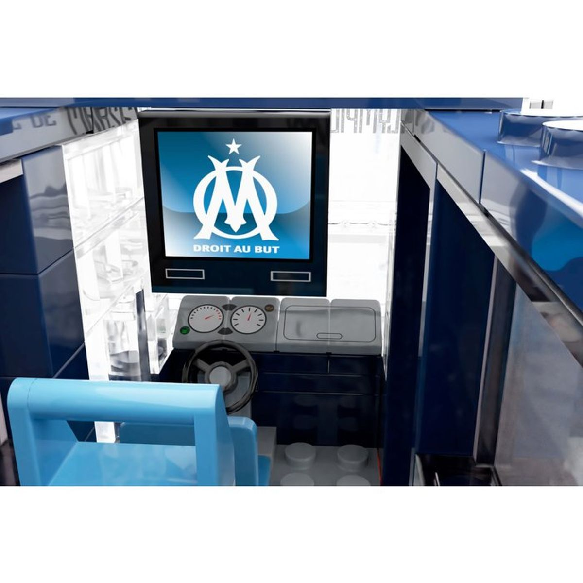 Innenraum eines blauen Spielzeugbus-Cockpits mit Lenkrad, Armaturenbrett und einem Bildschirm mit dem OM-Logo.