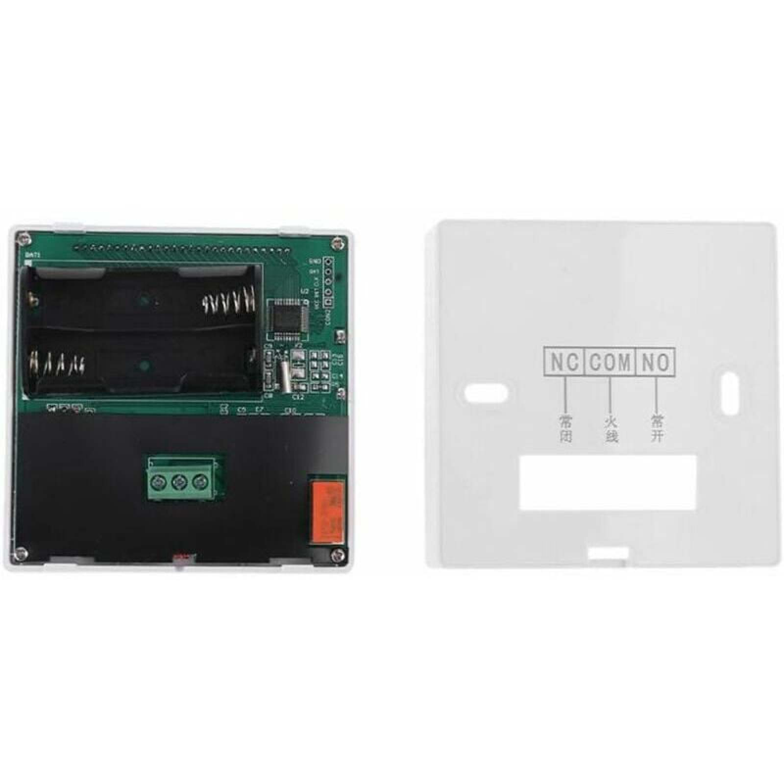 Eine grüne Platine mit Batterieschacht und Klemmenblock neben einer weißen Kunststoffabdeckung mit Text.