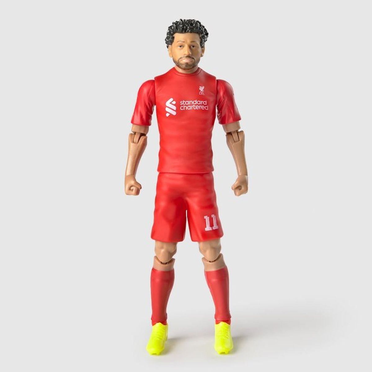Eine Spielfigur eines Fußballspielers in rotem Liverpool-Trikot, roten Shorts und gelben Schuhen auf grauem Grund.