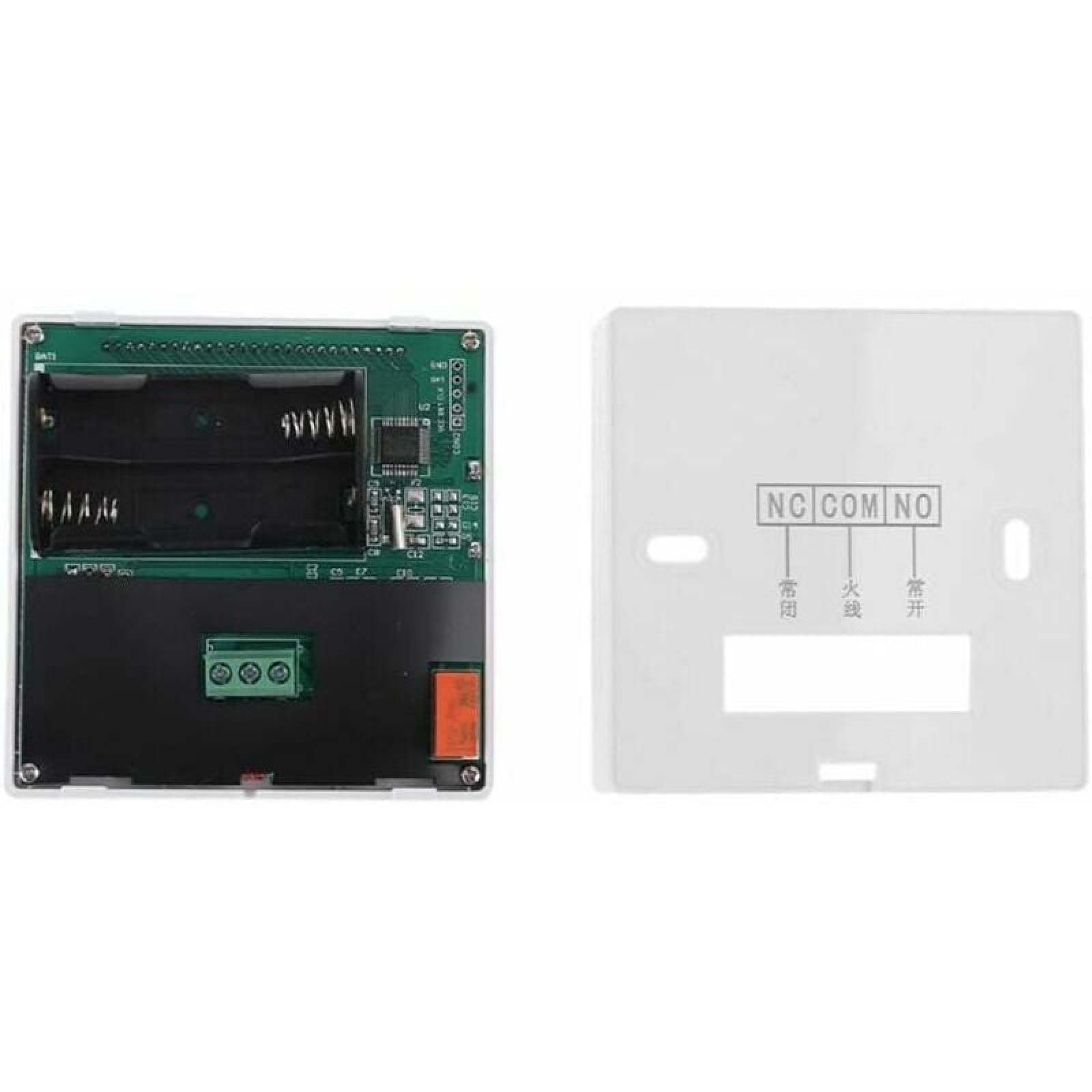 Eine grüne Elektronikplatine mit Batteriefach und ein separates weißes Gehäuse mit Schraubklemmenbeschriftung.