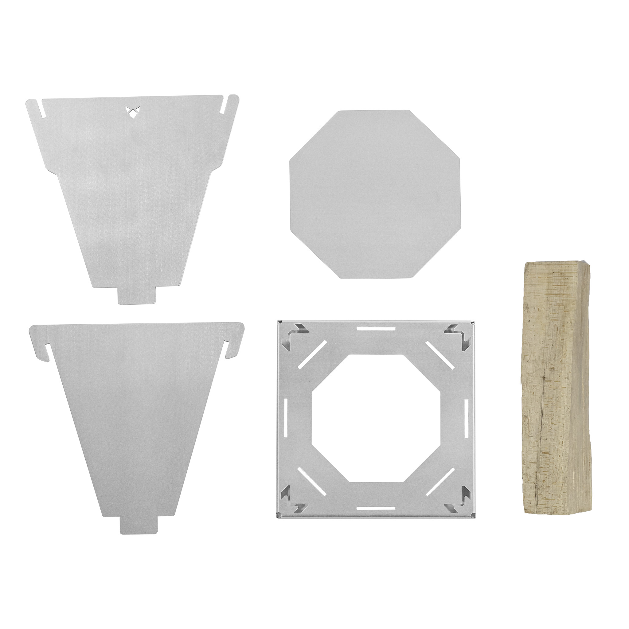 Verschiedene Metallteile für ein Set und ein Holzstück vor weißem Hintergrund.