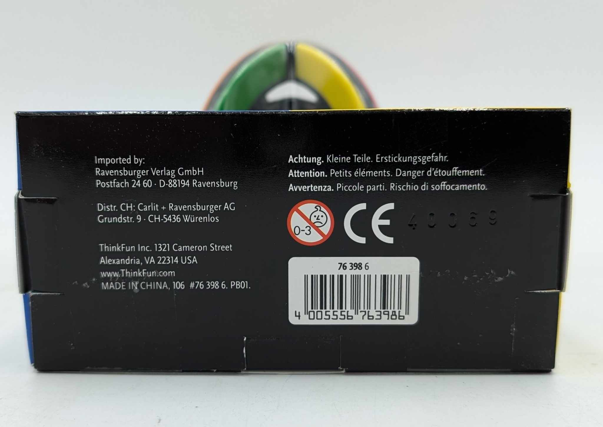 Rückseite einer Produktverpackung mit Warnhinweisen, CE-Kennzeichnung, Barcode und Herstellerinformationen.