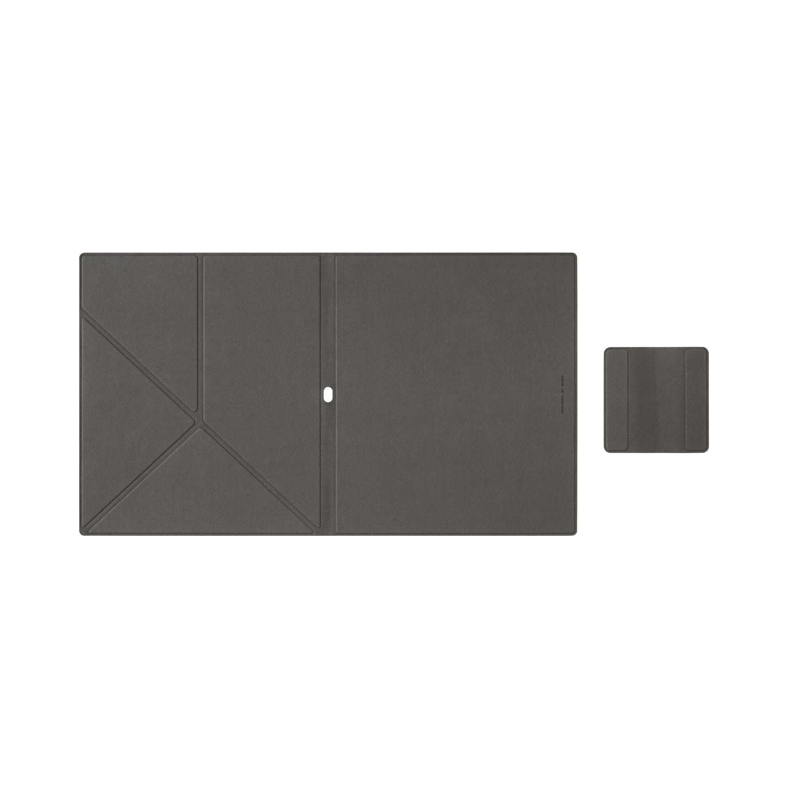 Una funda plegable gris con líneas de pliegue geométricas y una pequeña almohadilla cuadrada separada sobre fondo blanco.