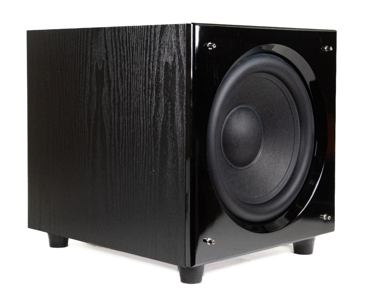 Ein schwarzer Subwoofer mit großem Lautsprecher und glänzender Front auf kleinen Füßen.