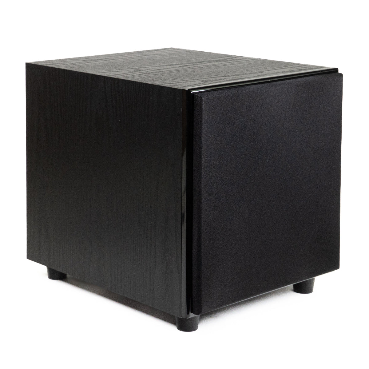 Ein schwarzer Subwoofer steht auf vier kleinen Füßen vor weißem Hintergrund.