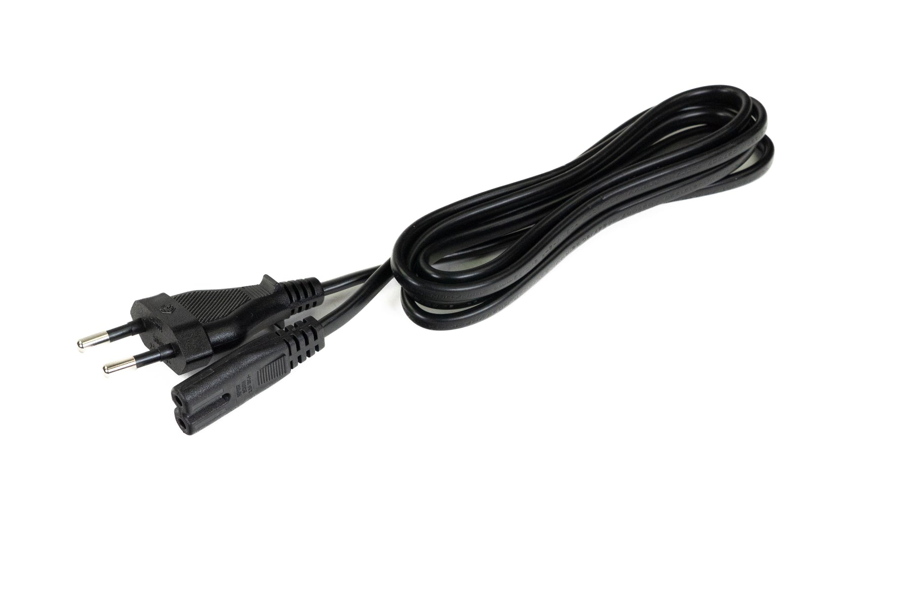 Ein schwarzes Netzkabel mit Eurostecker und Kaltgerätestecker liegt auf einer weißen Oberfläche.