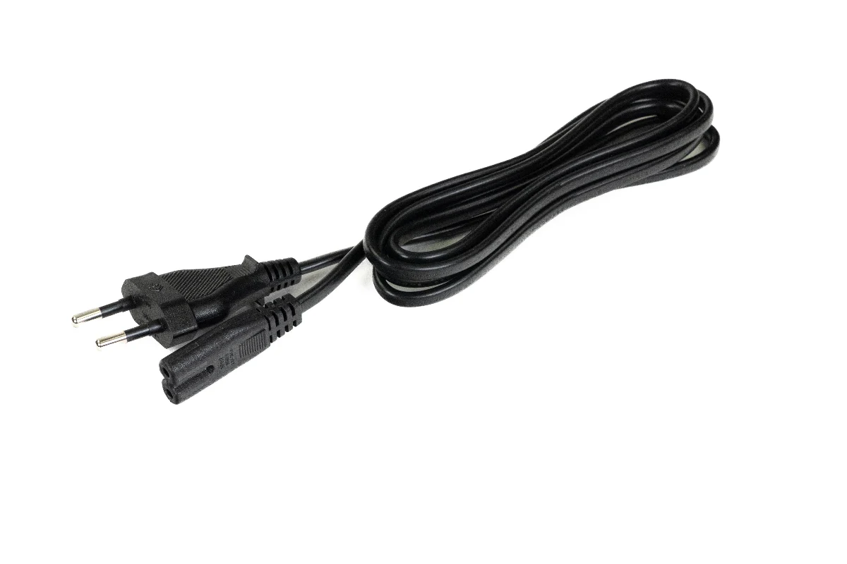 Ein schwarzes Netzkabel liegt säuberlich aufgerollt auf weißem Hintergrund mit einem zweipoligen Stecker.