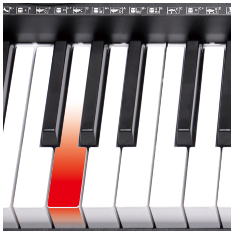 Eine Nahaufnahme einer elektronischen Klaviertastatur mit einer leuchtend rot hervorgehobenen Taste.