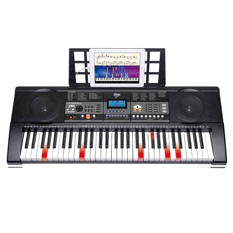 Ein schwarzes E-Keyboard mit beleuchteten Tasten und einem Tablet mit Notenblättern auf einem Ständer.