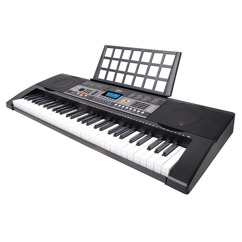 Ein schwarzes Keyboard mit eingebauten Lautsprechern, Tasten und einem Notenständer auf weißem Hintergrund.
