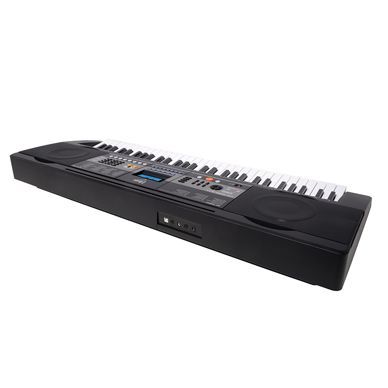 Ein schwarzes Keyboard mit weiß-schwarzen Tasten, Lautsprechern und Bedienelementen vor einem weißen Hintergrund.