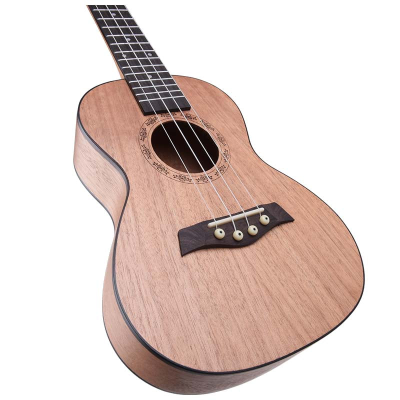 Eine Ukulele aus Holz mit vier Saiten, dunklem Griffbrett und verziertem Schalloch auf weißem Hintergrund.