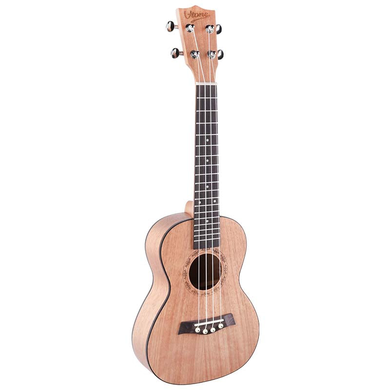 Eine hellbraune Holzu ukulele steht aufrecht vor einem schlichten weißen Hintergrund.