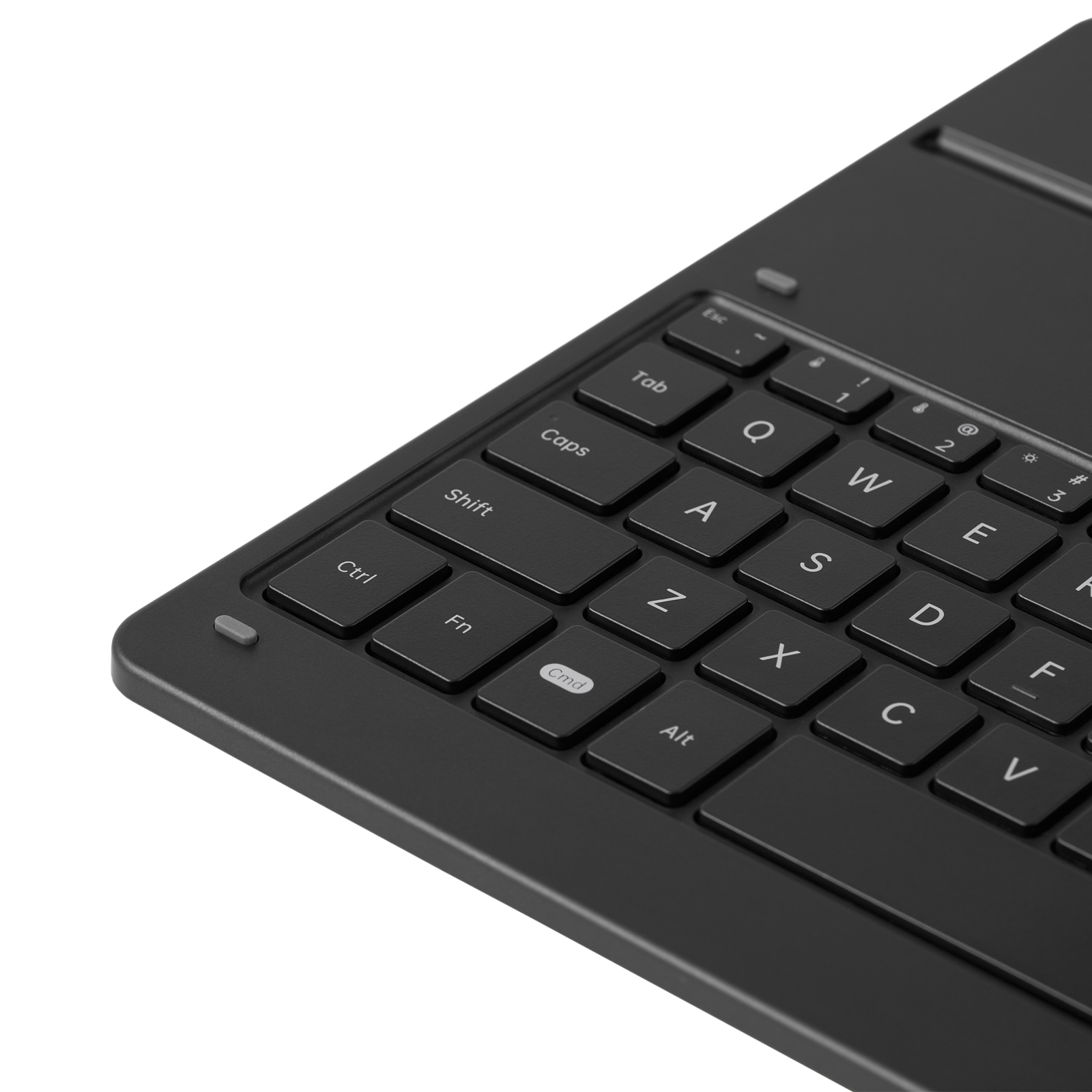 Vista de cerca de un teclado de ordenador negro sobre fondo blanco.