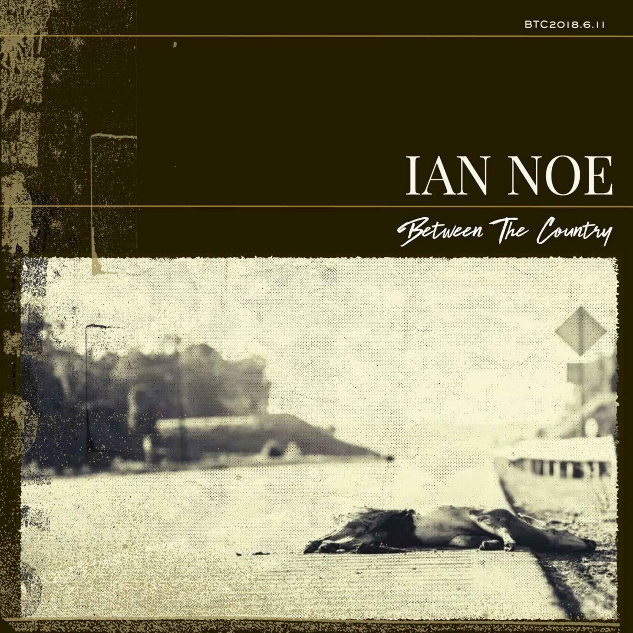 Albumcover von Ian Noe mit dem Titel Between The Country, zeigt eine Vintage-Fotografie am Wasser.