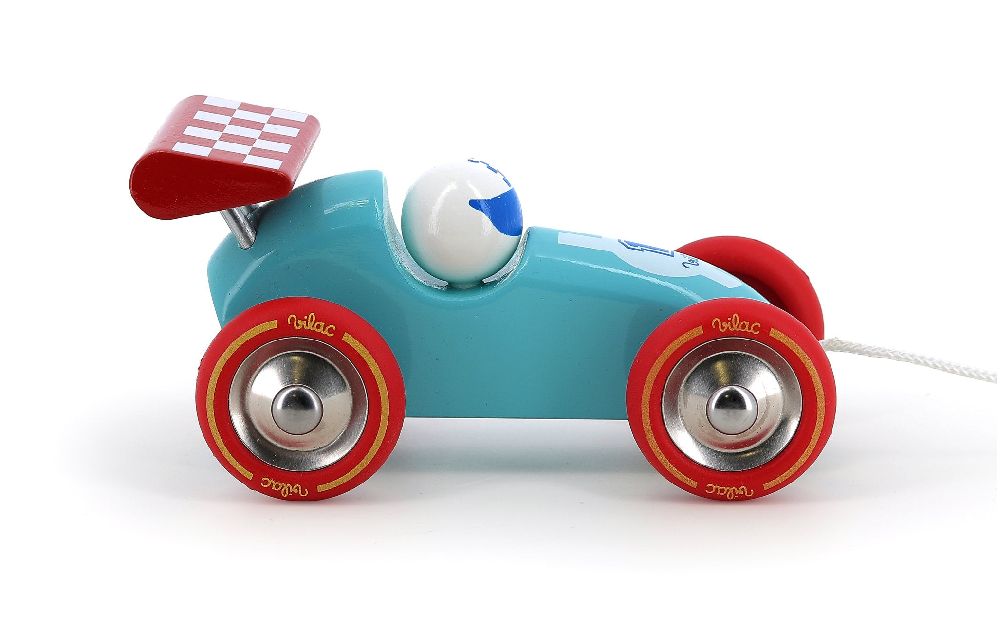 Ein blaues Holzspielzeug-Rennauto mit roten Rädern und einem großen rot-weißen Spoiler auf weißem Hintergrund.