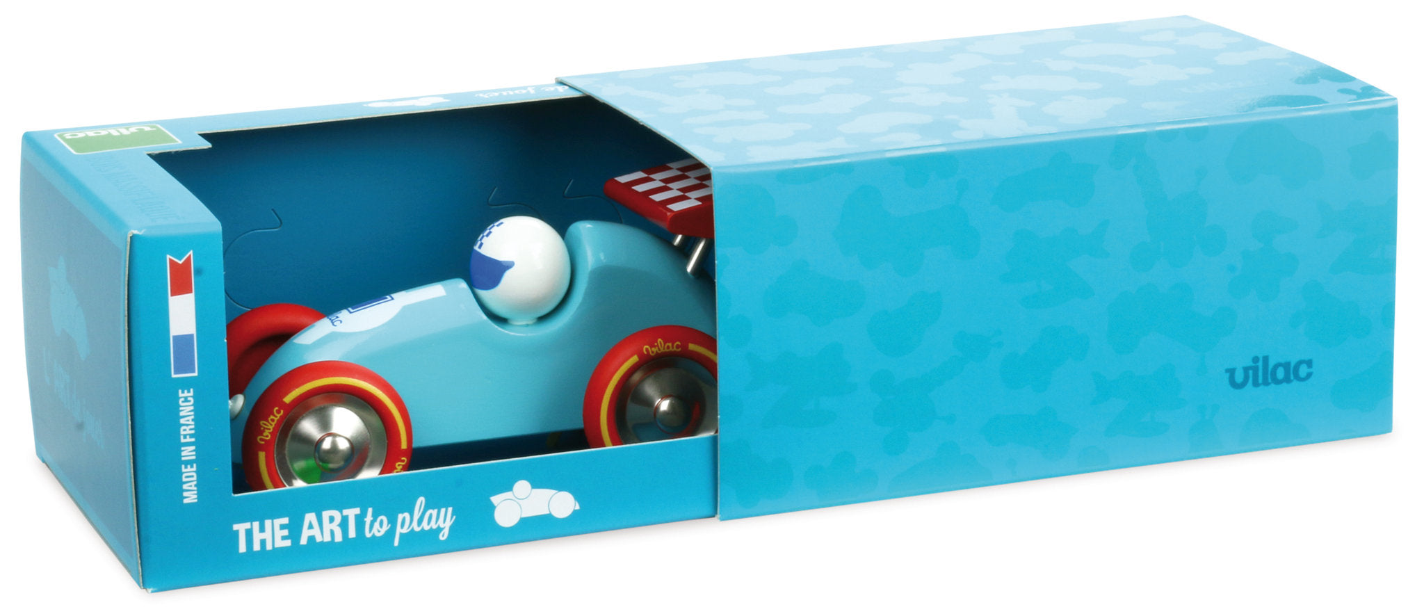 Ein hellblaues Holz-Rennauto mit roten Rädern und einem Fahrer ist teilweise in einer blauen Schachtel.
