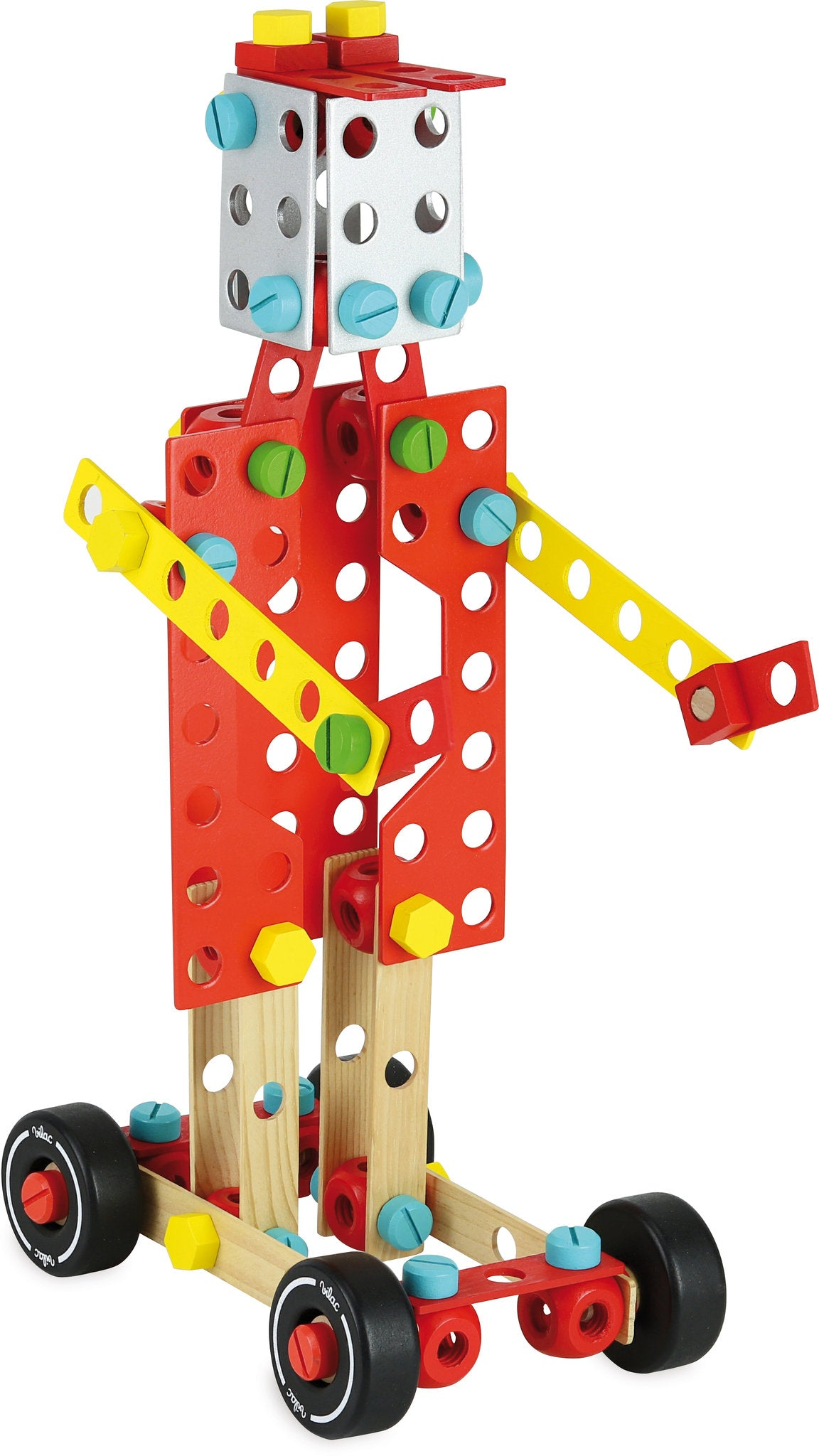 Ein Spielzeugroboter aus bunten Holzbauteilen, Metallblöcken und vier Rädern auf weißem Hintergrund.