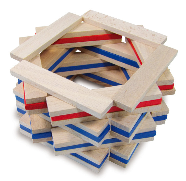 Ein zylinderförmiger Turm aus Holzklötzen mit roten und blauen Markierungen.