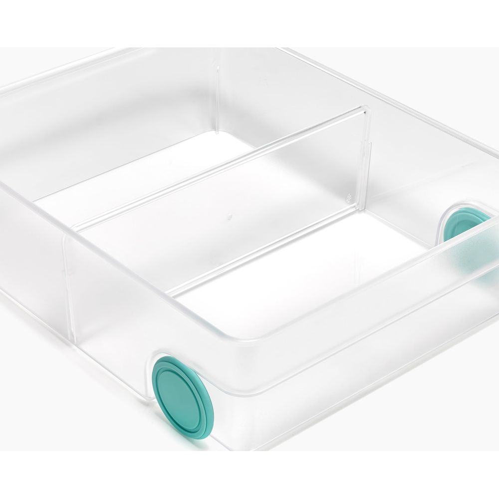 Scatola di plastica trasparente con divisorio e rotelle turchesi.