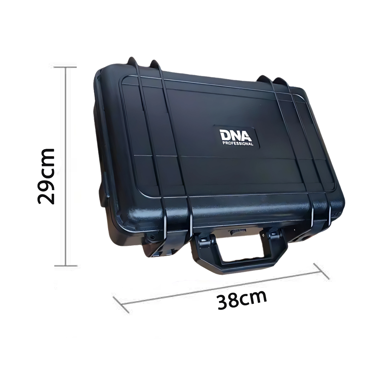 Ein schwarzer DNA Professional Koffer mit Maßen von 29 cm Höhe und 38 cm Breite vor weißem Hintergrund.