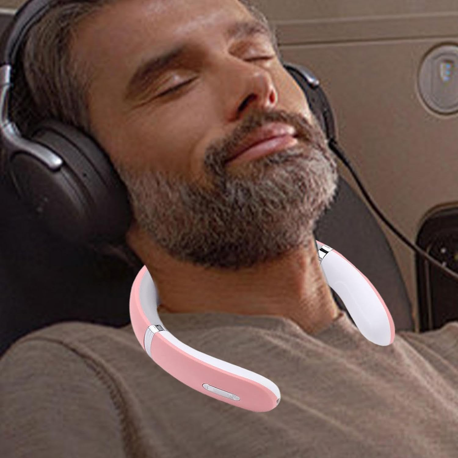 Ein bärtiger Mann mit geschlossenen Augen trägt Kopfhörer und einen rosa Nackenventilator.