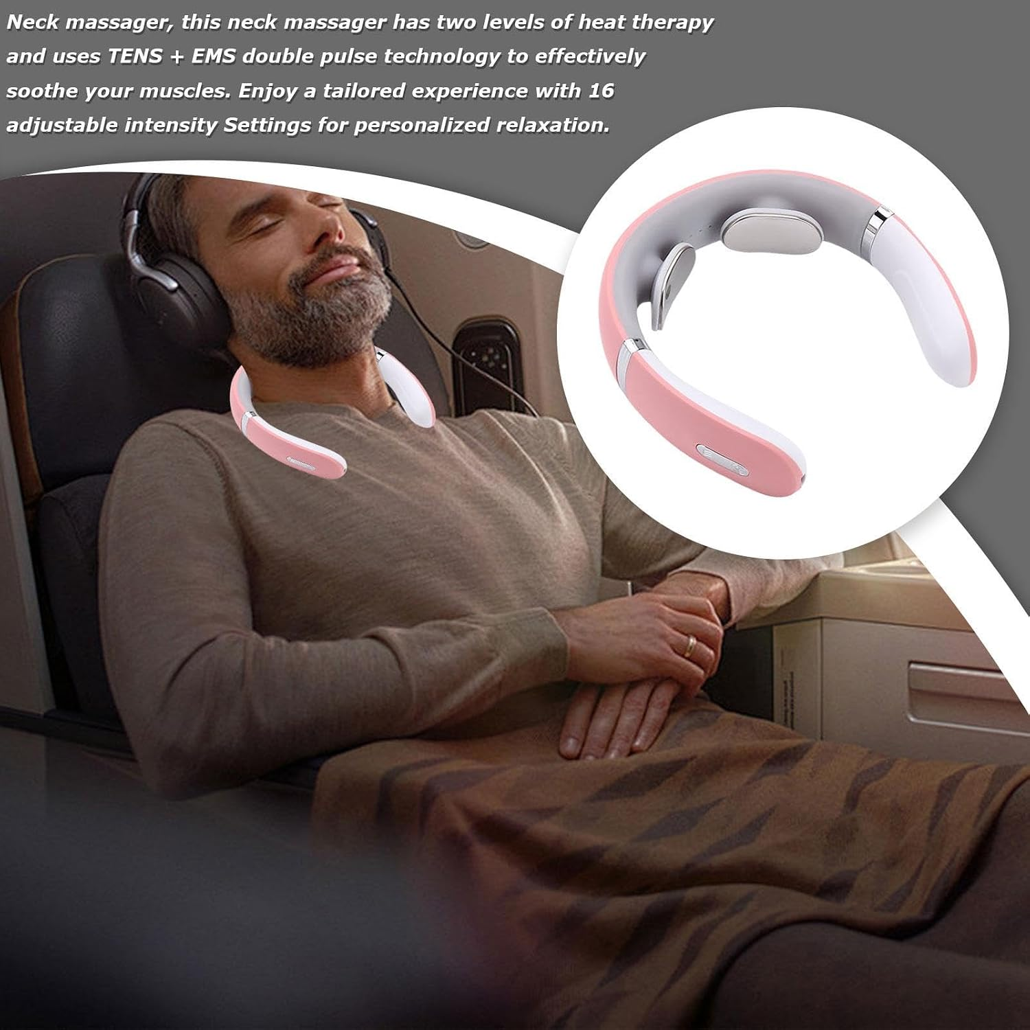 Ein Mann mit rosa-weißem Nackenmassagegerät und Kopfhörern entspannt in einem Flugzeugsitz mit Decke.