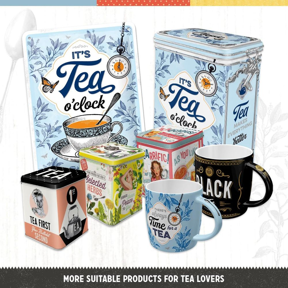 Blaue Teedosen, Schilder und Tassen mit Vintage-Motiven für Teeliebhaber.