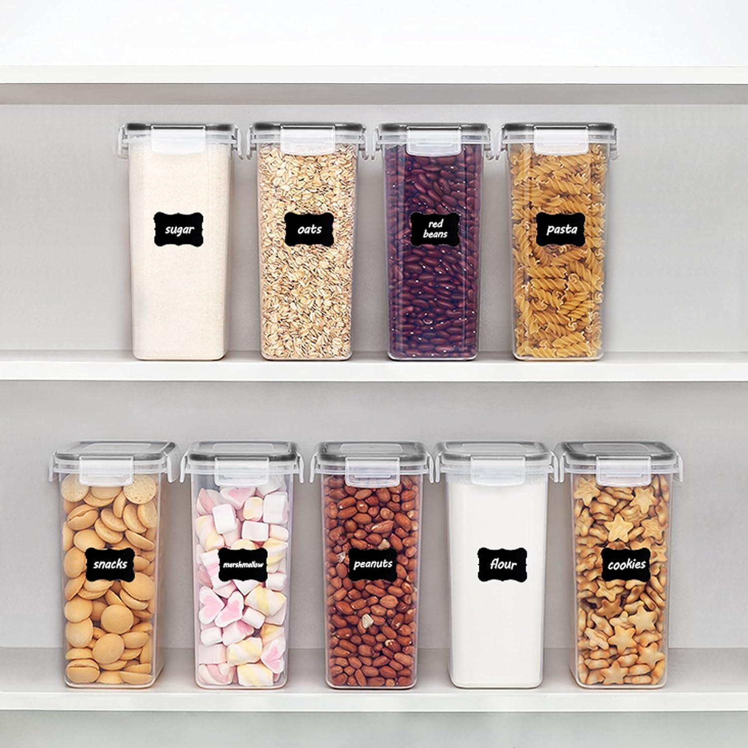 Contenitori trasparenti per alimenti con etichette nere sono organizzati sui ripiani.