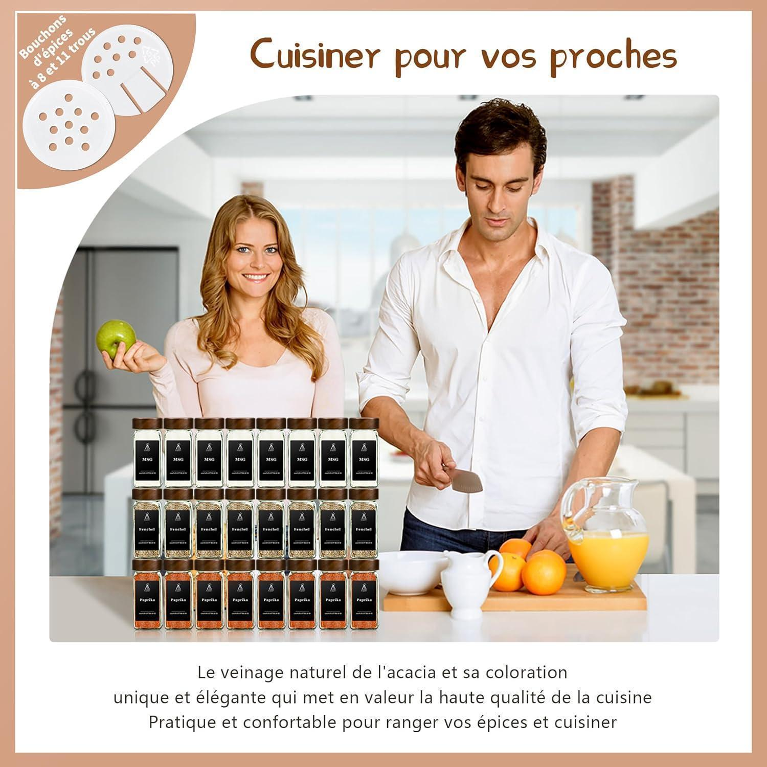 Un uomo e una donna in cucina con barattoli di spezie, frutta e testo in francese.