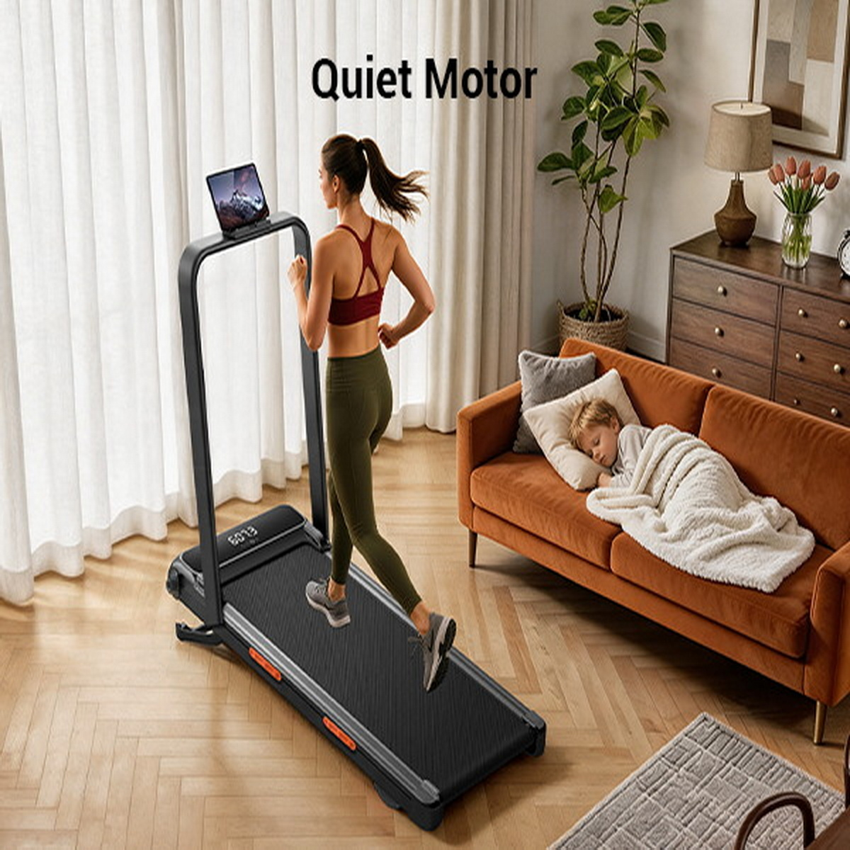 Eine Frau joggt auf einem Laufband in einem hellen Zimmer, während ein Kind auf einem Sofa schläft.