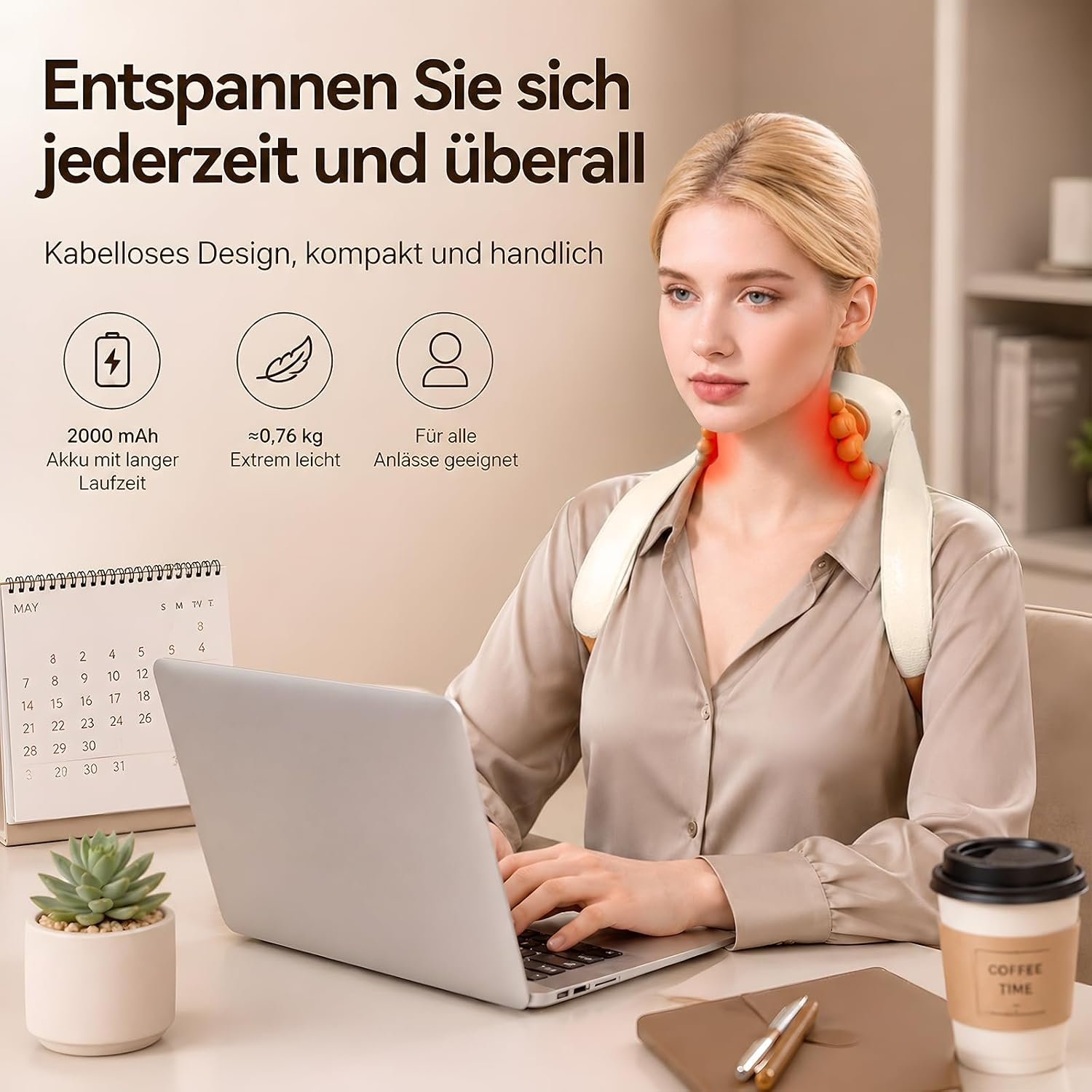 Eine Frau trägt ein Nackenmassagegerät, während sie vor einem Laptop sitzt.