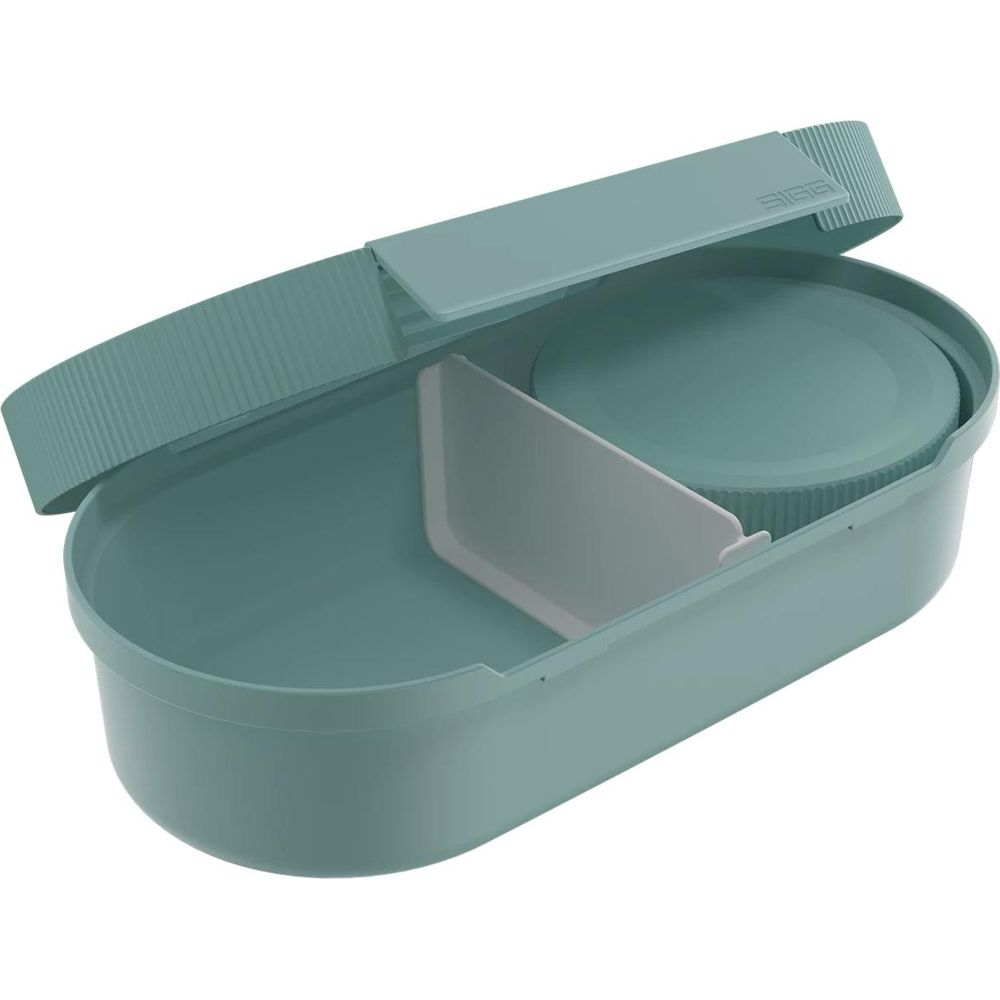 Portapiatti verde menta aperto con divisorio e piccolo contenitore rotondo all'interno, su sfondo bianco.