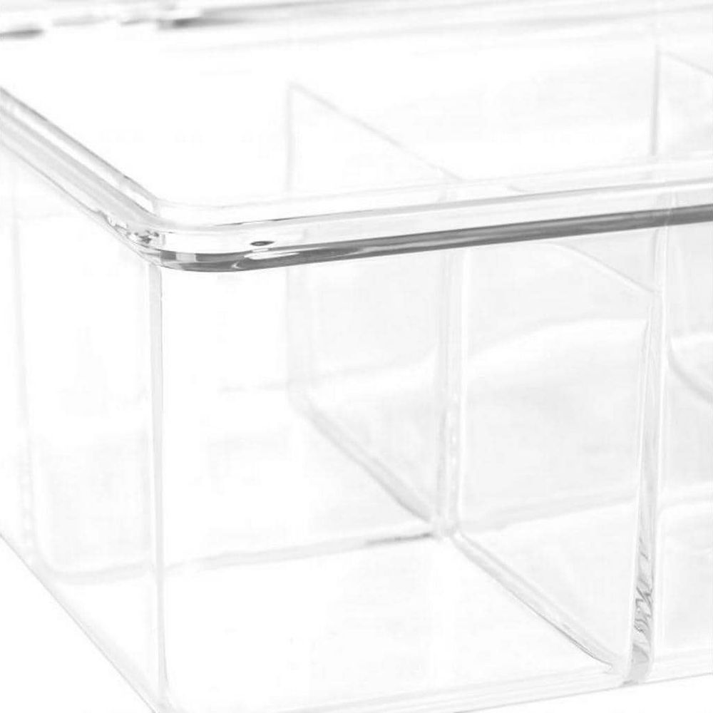 Una scatola organizer in acrilico trasparente con scomparti multipli.