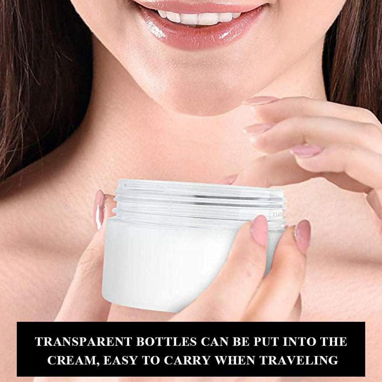 Una donna tiene in mano un barattolo di crema bianco, con testo promozionale.