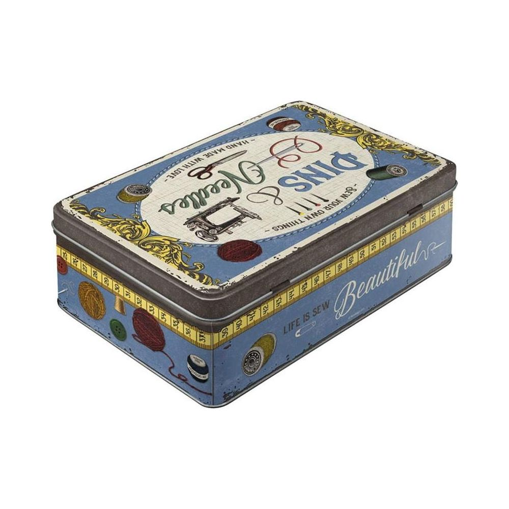 Una scatola da cucito in metallo blu vintage con illustrazioni di articoli da cucito e la scritta Pins & Needles.