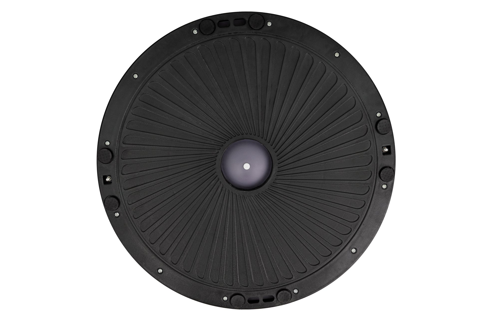 Ein schwarzes rundes Balanceboard mit gerilltem Muster und zentralem Punkt vor weißem Hintergrund.