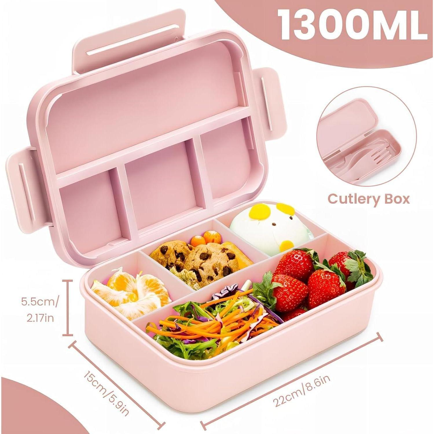 Porta pranzo rosa con quattro scomparti, pieno di insalata, fragole, biscotti e mandarini, con dimensioni.
