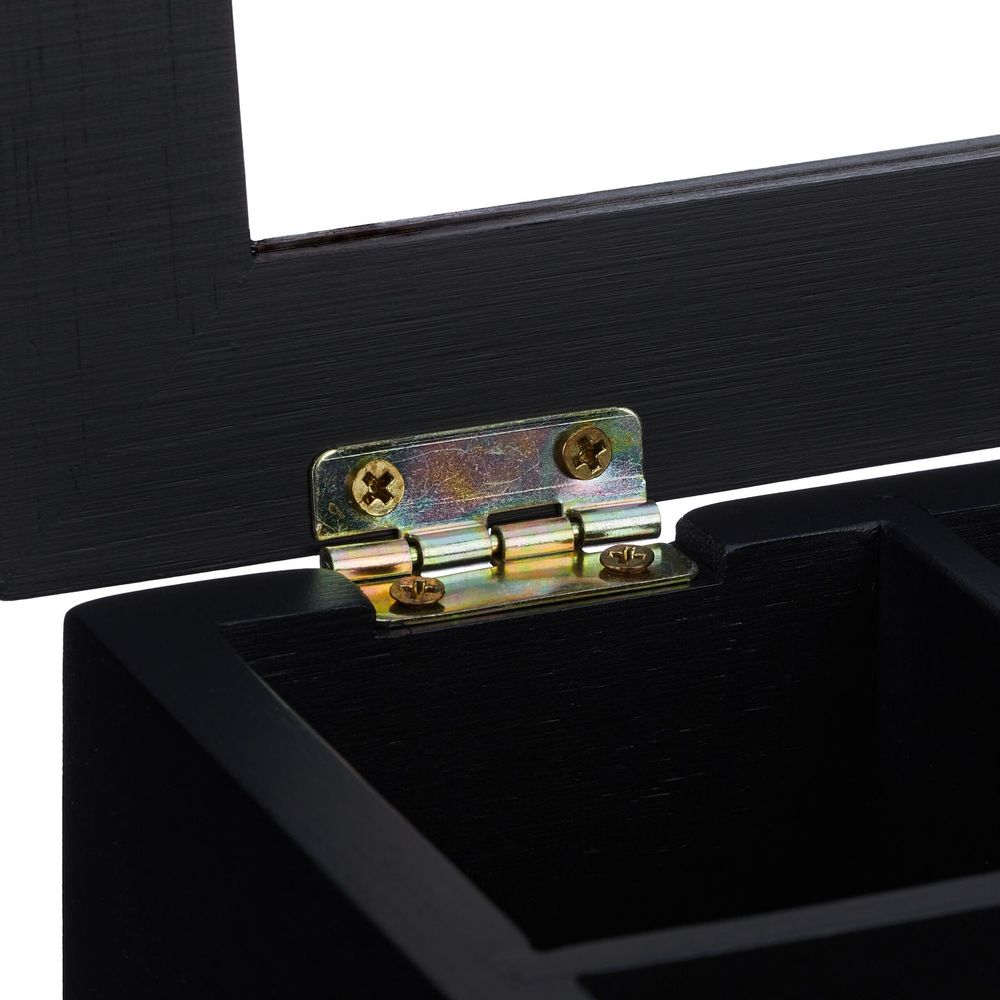 Ein goldenes Metallscharnier verbindet den schwarzen Holzdeckel und das Behältnis.