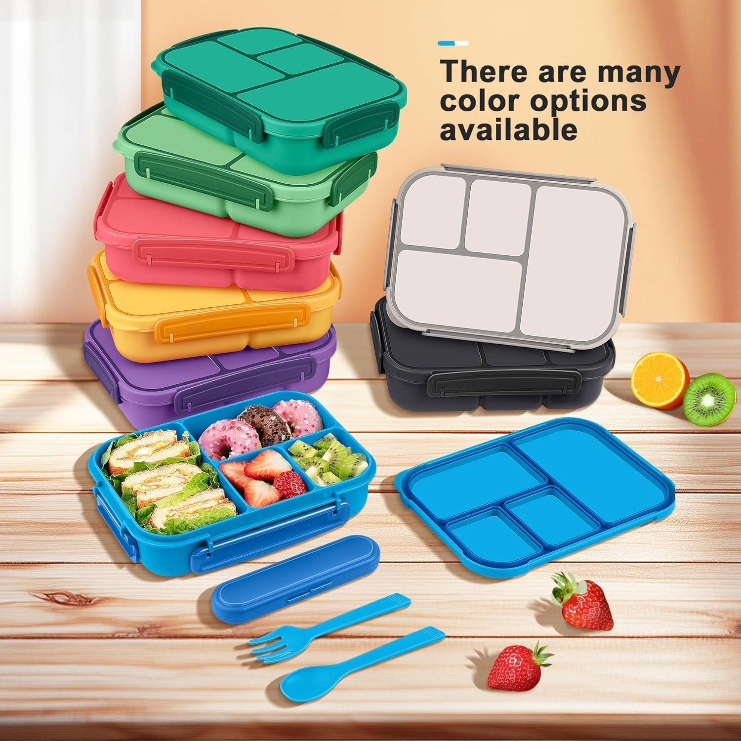 Pila di porta pranzo bento colorati con cibo, posate e frutta su una superficie in legno.