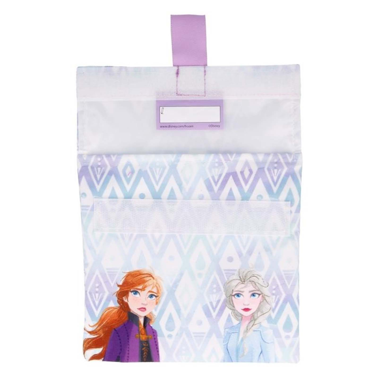 Borsa in tessuto a tema Frozen con Anna ed Elsa, sfondo geometrico viola e targhetta.