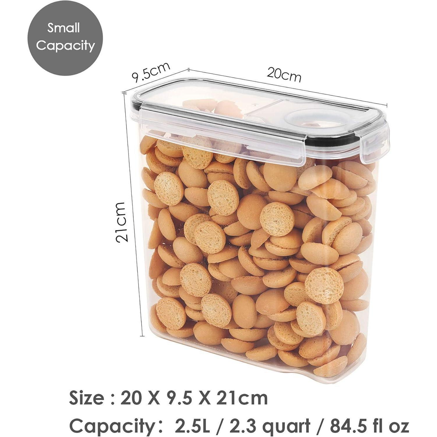 Contenitore trasparente pieno di biscotti rotondi, misura 20x9.5x21 cm con capacità di 2.5L.
