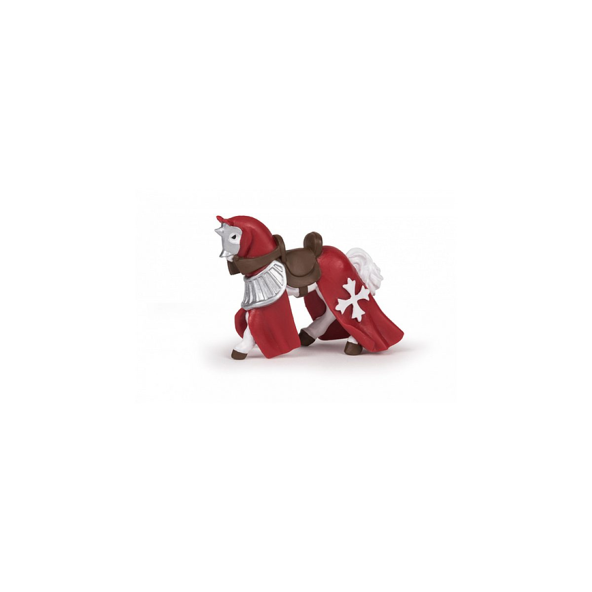 Eine Spielzeugpferdefigur mit rotem Harnisch, silberner Rüstung und einem weißen Kreuz auf weißem Hintergrund.